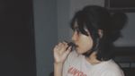 10 Pose Manis Arawinda Saat Santai di Kafe hingga Cicip Donat