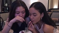 Tampak momen Arawinda dan temannya ketika sedang menyeruput minuman berasap di sebuah restoran mewah. Foto: Instagram @arawindak