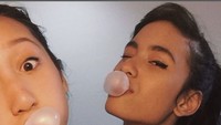 Lucu! Arawinda juga pernah membagikan momen ketika dirinya dan temannya sedang makan permen karet. Foto: Instagram @arawindak