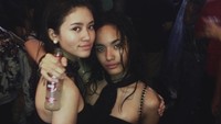 Kali ini Arawinda tampak sedang berpesta. Dirinya berpose memegang botol minuman sambil merangkul temannya. Foto: Instagram @arawindak