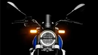 Lampu depan Zongshen Cyclone RE250 sudah dapat sentuhan modern dengan adopsi DRL LED. Juga dilengkapi windscreen cukup tinggi. Foto: Dok. Zongshen