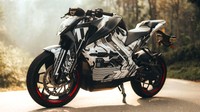 Soal performa, motor listrik asal India ini dijelaskan bakal mampu menyemburkan 25 kW (33,5 tenaga kuda) atau hampir setara dengan Yamaha R25 yang mampu menyemburkan 26,6 kW. Akan tetapi soal torsi, jangan meragukan motor listrik ini, dijelaskan Autraviolette F77 mampu menyemburkan sebesar 90 Nm. Foto: Pool (visordown)