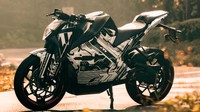 Meski berbekal listrik, motor listrik ini dijanjikan mampu berlari hingga 200 km hanya dalam sekali charge. Foto: Pool (visordown)