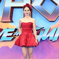 Natalie Portman menjalani diet ketat untuk film ’Thor: Love and Thunder’. Diet tinggi protein harus dilakukan aktris 41 tahun ini selama 10 bulan untuk membuat badannya tampak lebih besar. Foto: Samir Hussein/WireImage