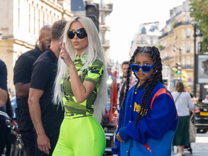 North West dan Kim Kardashian PARIS, FRANCE - JULY 05: Kim Kardashian and North West are seen on July 5, 2022 in Paris, France. (Photo by MEGA/GC Images)
