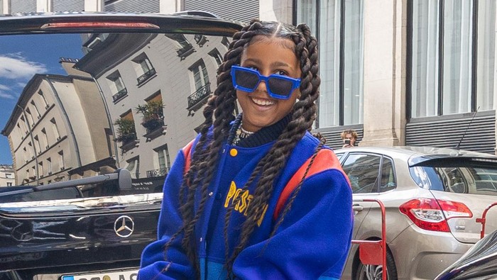 North West pamer gigi berlapis berlian.