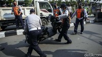 Sebanyak dua belas motor tersebut diduga milik driver ojek online yang tengah mengambil pesanan makanan di dalam pusat perbelanjaan.