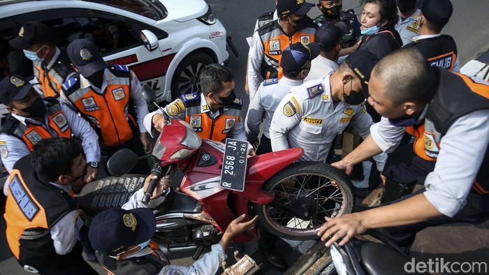 Belasan sepeda motor diangkut petugas Dinas Perhubungan DKI Jakarta dan Dirlantas Polda Metro Jaya. Mereka kedapatan parkir sembarangan di jalan K.H Wahid Hasyim, Jakarta.