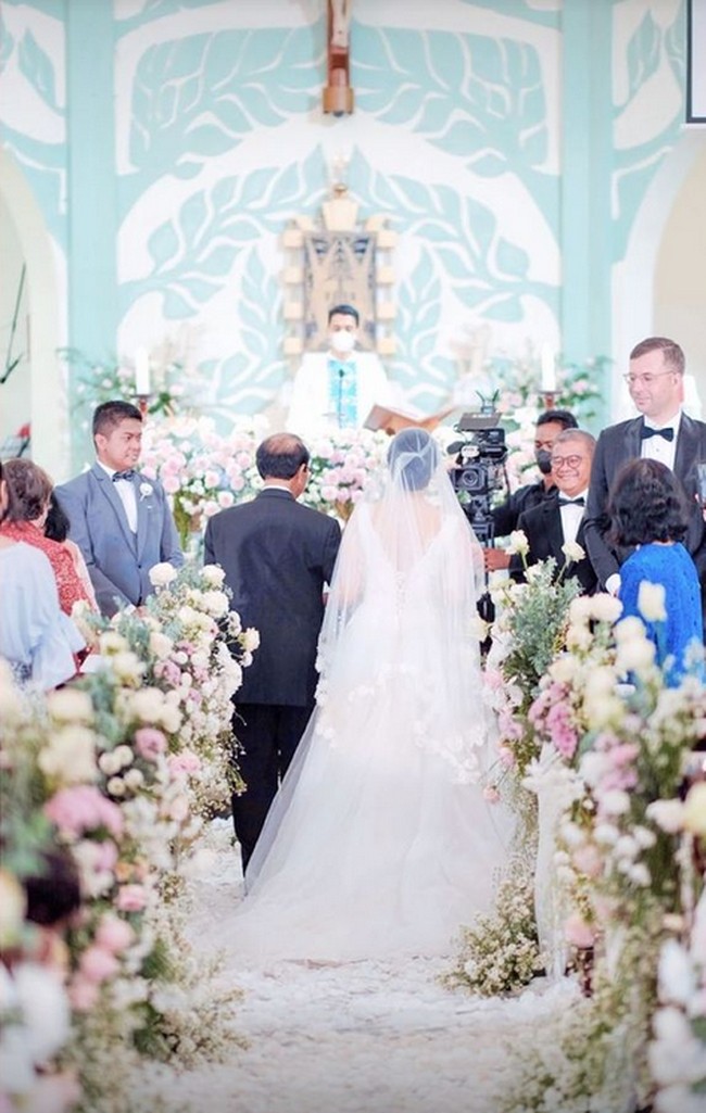 Daniel Oscar menceritakan metaverse dalam pernikahannya adalah integrasi antara unsur seni, budaya, dan teknologi. Dia membuat undangan hingga souvenir dengan konsep metaverse. Selain adanya teknologi metaverse yang kami gunakan, seluruh desain yang kami gunakan di undangan, souvenir, dan termasuk dalam metaverse juga berkolaborasi dengan seniman Indonesia, Wulang Sunu yang juga sering mengadakan pameran karya-karya seni, ungkap Oscar kepada Wolipop lewat WhatsApp, Senin (4/6/2022). Foto: Dok. Instagram @erlintopia.