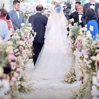 Daniel Oscar menceritakan metaverse dalam pernikahannya adalah integrasi antara unsur seni, budaya, dan teknologi. Dia membuat undangan hingga souvenir dengan konsep metaverse. Selain adanya teknologi metaverse yang kami gunakan, seluruh desain yang kami gunakan di undangan, souvenir, dan termasuk dalam metaverse juga berkolaborasi dengan seniman Indonesia, Wulang Sunu yang juga sering mengadakan pameran karya-karya seni, ungkap Oscar kepada Wolipop lewat WhatsApp, Senin (4/6/2022). Foto: Dok. Instagram @erlintopia.