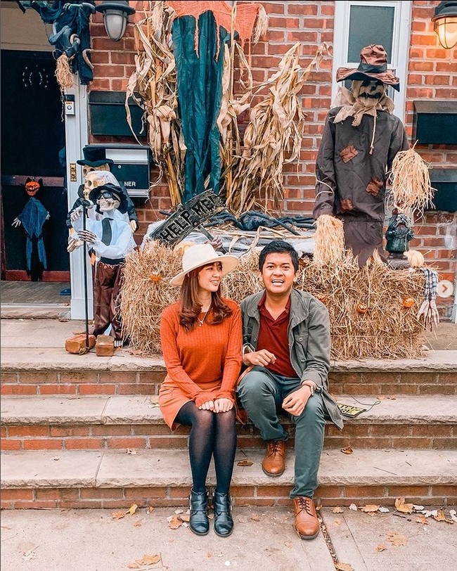 Dalam pernikahan metaverse Oscar dan Erlinda, tamu disajikan berbagai pengalaman, termasuk menyaksikan live streaming video acara pernikahan dan resepsi secara lengkap dari awal hingga akhir acara. Selain live streaming video acara pernikahan, juga disajikan berbagai konten menarik lainnya dalam bentuk icon di samping kanan dan kiri avatar pengantin. Selain itu, pernikahan Erlinda dan Oscar menyediakan konten voucher makanan dan minuman, berupa kwetiau, brownies, dan minuman kopi yang dapat digunakan oleh para tamu. Foto: Dok. Instagram @erlintopia.