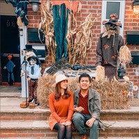 Dalam pernikahan metaverse Oscar dan Erlinda, tamu disajikan berbagai pengalaman, termasuk menyaksikan live streaming video acara pernikahan dan resepsi secara lengkap dari awal hingga akhir acara. Selain live streaming video acara pernikahan, juga disajikan berbagai konten menarik lainnya dalam bentuk icon di samping kanan dan kiri avatar pengantin. Selain itu, pernikahan Erlinda dan Oscar menyediakan konten voucher makanan dan minuman, berupa kwetiau, brownies, dan minuman kopi yang dapat digunakan oleh para tamu. Foto: Dok. Instagram @erlintopia.