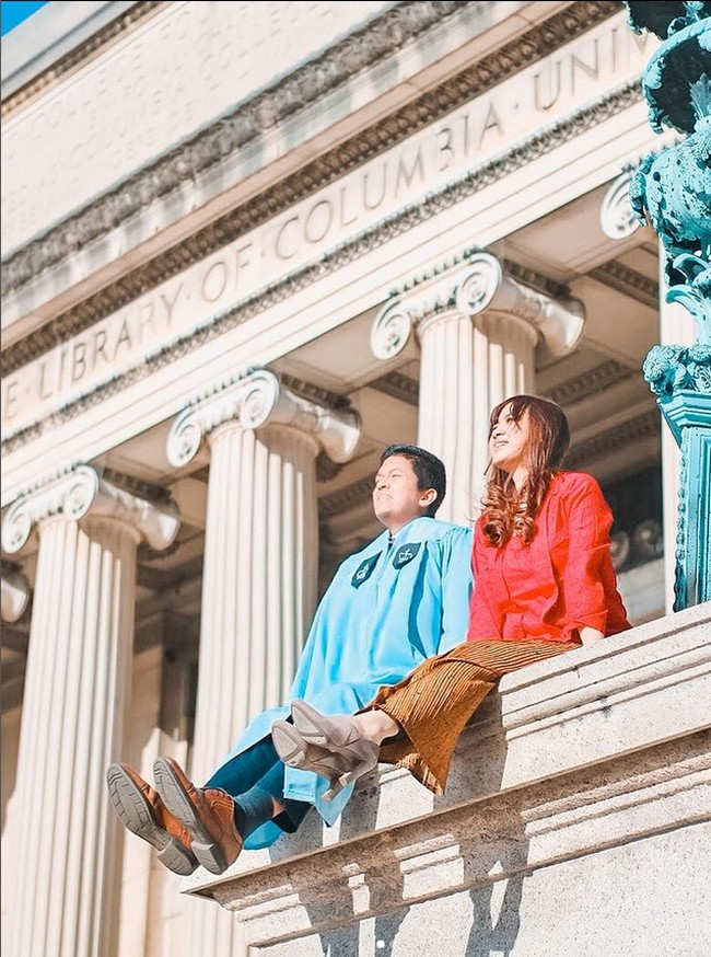 Pria yang akrab disapa Oscar itu menjelaskan untuk menghadiri pernikahan metaverse, para tamu undangan cukup mengakses tautan yang sudah diberikan. Setelah mengisi buku tamu, tamu masuk ke ruangan utama metaverse, disambut avatar dari kami (pengantin) lengkap dengan berpakaian pengantin jawa dengan tampilan 360 derajat. Nama dari tamu yang hadir / yang sudah mengisi buku tamu turut muncul dalam metaverse pernikahan kami, beserta dengan avatar tamu-tamu yang lain, sehingga benar-benar seperti hadir dalam pesta pernikahan, lanjutnya lagi. Foto: Dok. Instagram @erlintopia.