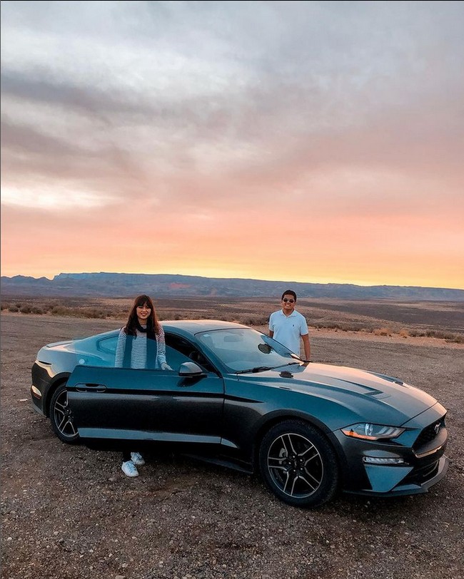 Oscar mengungkapkan hasil dari riset yang ia lakukan bersama dengan beberapa kolega, acara pernikahan metaverse ini merupakan yang pertama di Indonesia, bahkan di Asia Tenggara. Di sisi lain, teknologi acara pernikahan metaverse yang kami kembangkan ini menurut kami tergolong baru dan belum pernah ada yang serupa di dunia, karena para tamu cukup menggunakan perangkat smartphone untuk mengakses metaverse acara pernikahan kami, tuturnya. Perangkat smartphone sengaja Oscar pilih, supaya pernikahan metaverse ini mudah diakses oleh siapapu. Tamu tidak perlu menggunakan perangkat teknologi khusus seperti yang digunakan dalam pernikahan metaverse di negara-negara lain. Foto: Dok. Instagram @erlintopia.