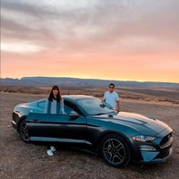 Oscar mengungkapkan hasil dari riset yang ia lakukan bersama dengan beberapa kolega, acara pernikahan metaverse ini merupakan yang pertama di Indonesia, bahkan di Asia Tenggara. Di sisi lain, teknologi acara pernikahan metaverse yang kami kembangkan ini menurut kami tergolong baru dan belum pernah ada yang serupa di dunia, karena para tamu cukup menggunakan perangkat smartphone untuk mengakses metaverse acara pernikahan kami, tuturnya. Perangkat smartphone sengaja Oscar pilih, supaya pernikahan metaverse ini mudah diakses oleh siapapu. Tamu tidak perlu menggunakan perangkat teknologi khusus seperti yang digunakan dalam pernikahan metaverse di negara-negara lain. Foto: Dok. Instagram @erlintopia.