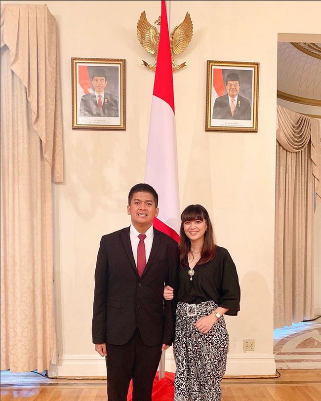 Pria yang berusia 29 tahun ini mengungkapkan alasan menyajikan teknologi metaverse dalam acara pernikahannya. Dia ingin semua orang yang diundangnya namun tidak bisa hadir secara langsung tetap dapat menikmati pernikahannya. Supaya tamu bisa menyaksikan dan menikmati suasana atau vibes pernikahan kami walaupun tidak hadir secara langsung. Terutama karena adanya keterbatasan mobilitas di masa pandemi ini, ujarnya. Foto: Dok. Instagram @erlintopia.