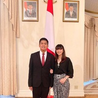 Pria yang berusia 29 tahun ini mengungkapkan alasan menyajikan teknologi metaverse dalam acara pernikahannya. Dia ingin semua orang yang diundangnya namun tidak bisa hadir secara langsung tetap dapat menikmati pernikahannya. Supaya tamu bisa menyaksikan dan menikmati suasana atau vibes pernikahan kami walaupun tidak hadir secara langsung. Terutama karena adanya keterbatasan mobilitas di masa pandemi ini, ujarnya. Foto: Dok. Instagram @erlintopia.