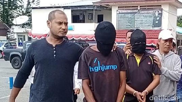 Pelaku pemerkosaan anak kandung saat digiring ke Polresta Ambon (detikcom/Muslimin Abbas).