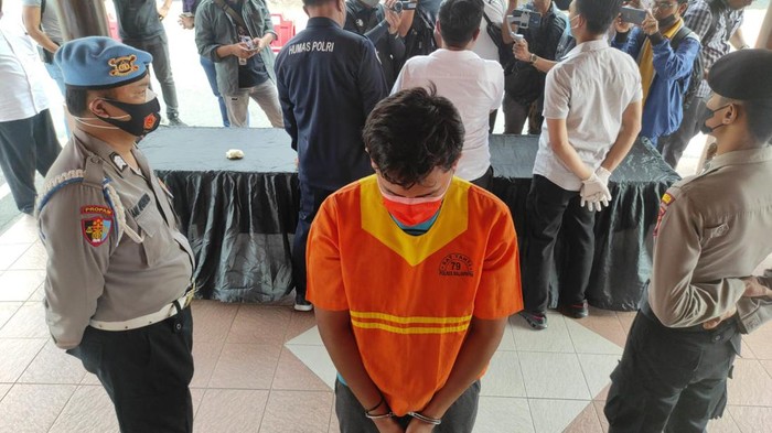Pelaku pencurian emas milik Dewi Persik saat jumpa pers di Polresta Balikpapan (Dok. Istimewa).