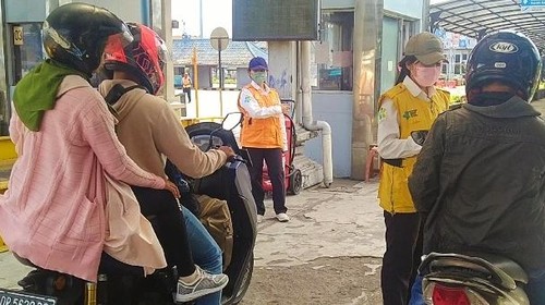 Pelaku perjalanan masuk maupun keluar Bali diperiksa petugas dari Kantor Kesehatan Pelabuhan (KKP) Gilimanuk, Jembrana, Bali, Rabu (6/7/2022).
