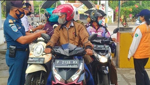 Pemudik dengan motor di Pelabuhan Gilimanuk, Jembrana, Bali, saat akan menyeberang ke Jawa, Rabu (6/7/2022).
