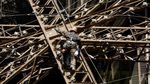 Duh, Karat Menara Eiffel Cuma Ditimpa Cat Lho