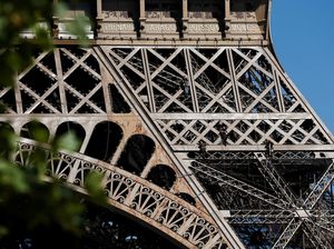 Duh, Karat Menara Eiffel Cuma Ditimpa Cat Lho