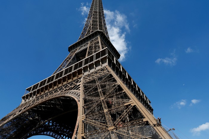 A worker is seen on the Eiffel tower during the 20th campaign of painting and stripping of the Eiffel tower in Paris, France, July 5, 2022. REUTERS/Benoit Tessier     TPX IMAGES OF THE DAY