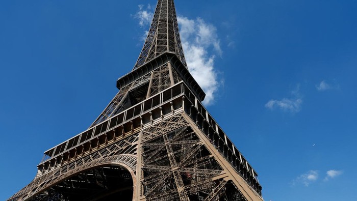 A worker is seen on the Eiffel tower during the 20th campaign of painting and stripping of the Eiffel tower in Paris, France, July 5, 2022. REUTERS/Benoit Tessier     TPX IMAGES OF THE DAY