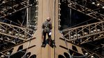 Duh, Karat Menara Eiffel Cuma Ditimpa Cat Lho