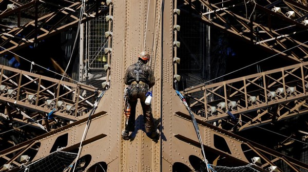 Menara Eiffel pertama kali dibangun oleh Gustave Eiffel pada akhir abad ke-19. Sekarang menara ini menjadi destinasi dunia yang dikunjungi 6 juta orang tiap tahunnya. Menara Eiffel pertama kali dibangun oleh Gustave Eiffel pada akhir abad ke-19. Sekarang menara ini menjadi destinasi dunia yang dikunjungi 6 juta orang tiap tahunnya.