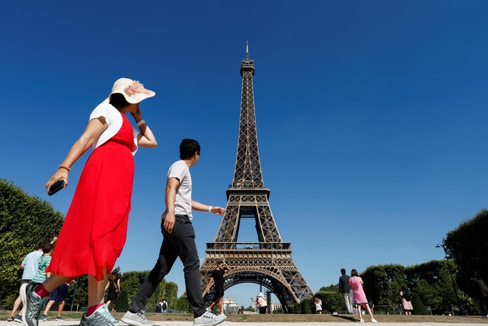 A worker is seen on the Eiffel tower during the 20th campaign of painting and stripping of the Eiffel tower in Paris, France, July 5, 2022. REUTERS/Benoit Tessier     TPX IMAGES OF THE DAY