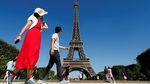 Duh, Karat Menara Eiffel Cuma Ditimpa Cat Lho