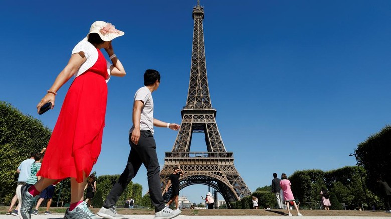 A worker is seen on the Eiffel tower during the 20th campaign of painting and stripping of the Eiffel tower in Paris, France, July 5, 2022. REUTERS/Benoit Tessier     TPX IMAGES OF THE DAY