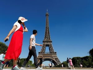 Polisi Prancis Bebaskan Dua Pemerkosa di Menara Eiffel