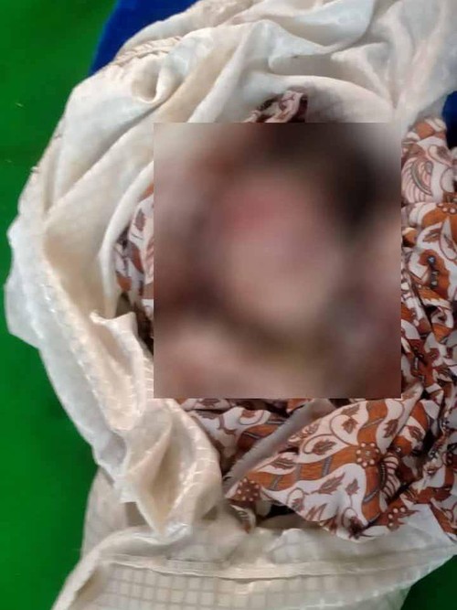 Penemuan mayat bayi perempuan di Sungai Ancar Lingkungan Karang Kemong Kelurahan Cakranegara Barat Kecamatan Cakranegara Kota Mataram, Rabu (6/7/2022).