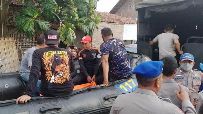 Penemuan mayat remaja yang tewas tenggelam di Cirebon.
