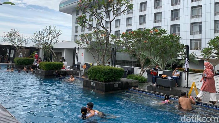 Para tamu saat berenang di hotel Santika Premiere Dyandra Medan. (Kartika/detikSumut)