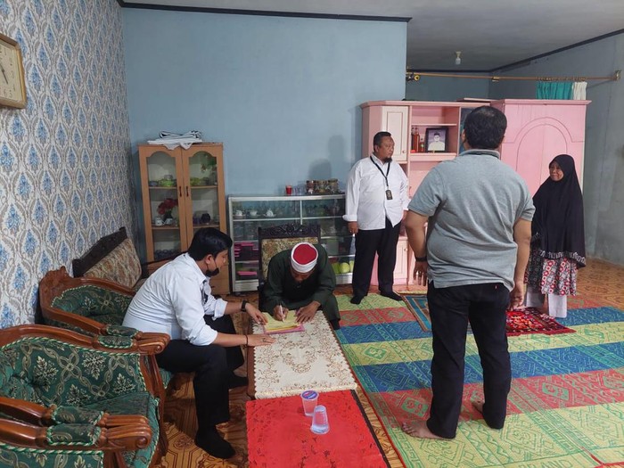 Polisi saat menjemput pria yang diduga menghina presiden. (dok. Humas Polda Lampung)