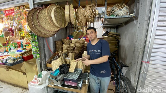 Penjual tusuk sate dan arang di Pasar Kosambi