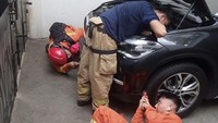 Sebanyak 1 unit light rescue dengan 4 personel mendatangi lokasi untuk mengevakuasi kucing dari kap mobil (Instagram @humasjakfire)