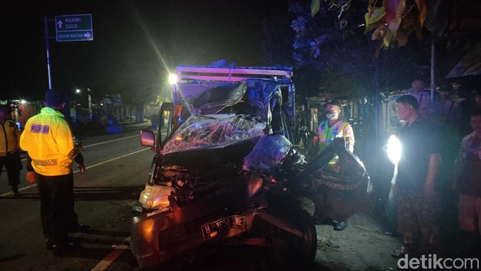 Pikap tabrak truk parkir di Magetan