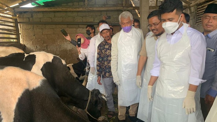 Plt Gubernur Jatim Emil Elestianto Dardak dan Wakil Ketua DPRD Jatim Anwar Sadad