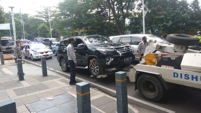 Aksi Derek Atasi Parkir Liar agar Tak Macet di Senopati
