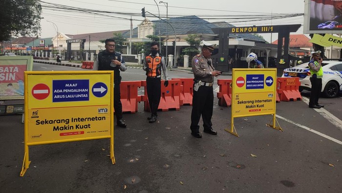 Polisi alihkan arus lalu lintas di Jalan Sudirman, Kota Bogor imbas mahasiswa gelar demonstrasi.