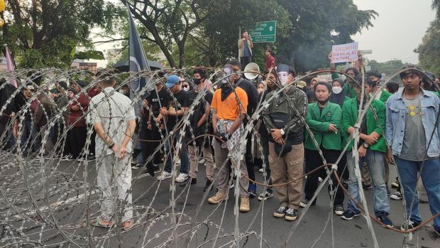 Polisi alihkan arus lalu lintas di Jalan Sudirman, Kota Bogor imbas mahasiswa gelar demonstrasi.