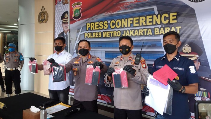 Polisi menangkap wanita yang bungil di Mango Live dan manajernya