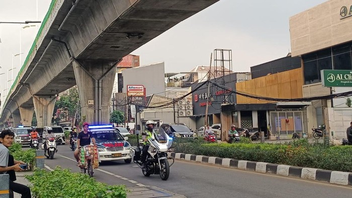 Polisi patroli cegah macet di Jalan Senopati, Jaksel.