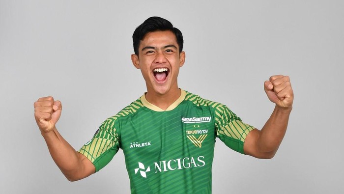 Pratama Arhan akhirnya mendapat kesempatan debut di J2 League 2022. Ia tampil sebagai starter dan bermain 45 menit di Tochigi, Jepang, Rabu 6 Juli 2022.