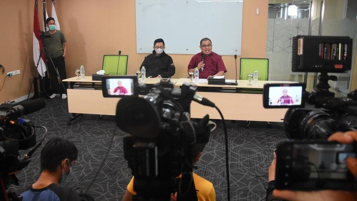 Presiden ACT Tanggapi Pencabutan Izin Oleh Kemensos Presiden ACT Ibnu Khajar (kanan) bersama Ketua Dewan Pembina ACT N. Imam Akbari (kiri) memberikan keterangan pers terkait pencabutan izin Penyelenggaraan Pengumpulan Uang dan Barang (PUB) Yayasan Aksi Cepat Tanggap (ACT) di kantor ACT, Menara 165, Jakarta, Rabu (6/7/22). Tim Legal Yayasan ACT menilai keputusan pencabutan izin yang dilakukan oleh Kementerian Sosial tersebut terlalu reaktif karena seharusnya ada proses yang harus dilakukan secara bertahap. ANTARA FOTO/Indrianto Eko Suwarso/foc.